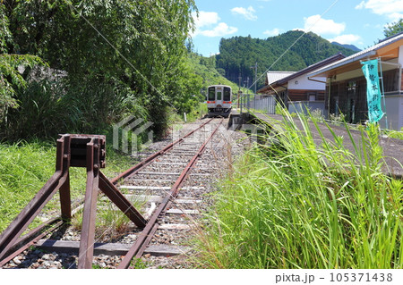 名松線 終着駅 伊勢奥津駅に停車するキハ11形車両 名松線 終着駅 伊勢奥津駅に停車するキハ11形車両 105371438