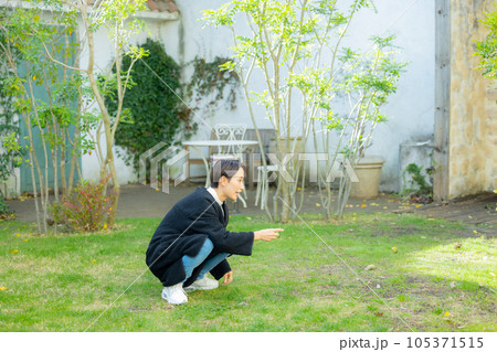 冬の庭の家族 105371515