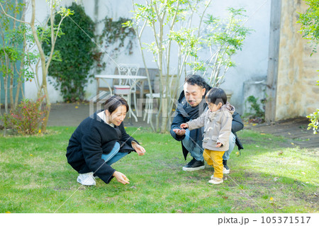 冬の庭の家族 冬の庭の家族 105371517