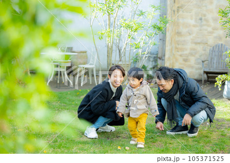 冬の庭の家族 105371525