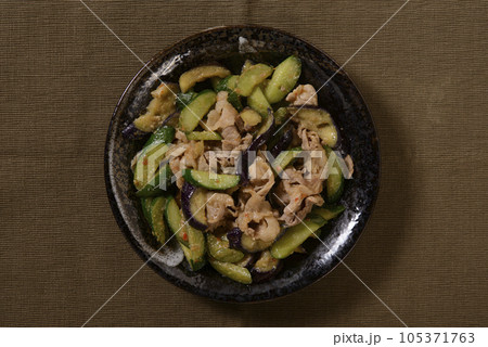 ナスとキュウリと豚肉のピリ辛味噌炒め 105371763