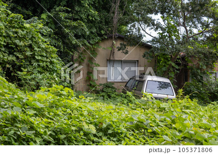 Abandoned house and car, Kanazawa, Japan. 105371806