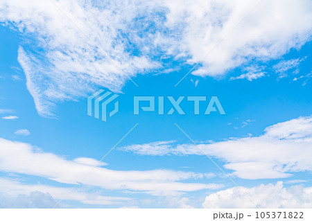 夏の青空と白い雲 105371822