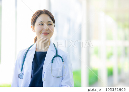 白衣の女性 105371906