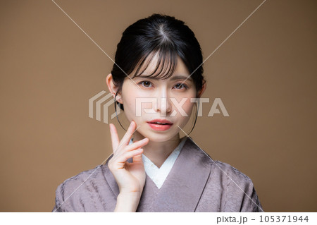 グレーの色無地　着物　和装　　 105371944