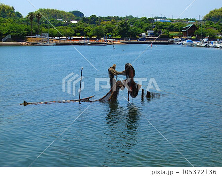休漁中の磯角立て網の風景 休漁中の磯角立て網の風景 105372136