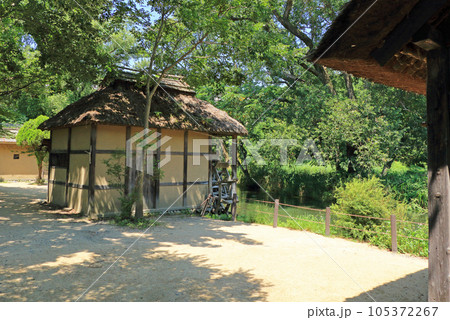 夏の安曇野　大王わさび農場の水車小屋 105372267