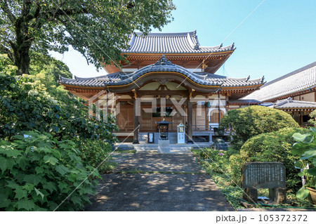 青空を背にした茨城花の寺の一つ那珂市弘願寺禅寺本堂 105372372