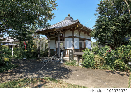 青空を背にした茨城花の寺の一つ那珂市弘願寺禅寺観音堂 105372373