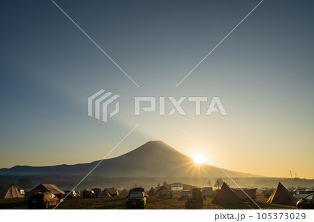 「静岡県」キャンプサイトから見ると富士山と日の出 「静岡県」キャンプサイトから見ると富士山と日の出 105373029