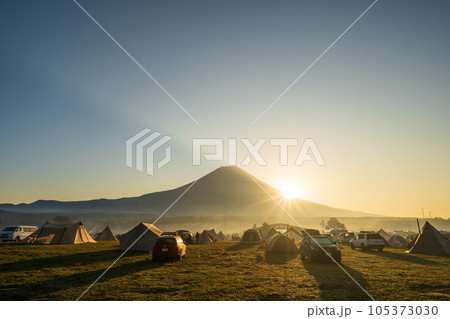 「静岡県」キャンプサイトから見ると富士山と日の出 105373030