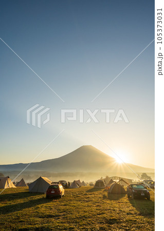 「静岡県」キャンプサイトから見ると富士山と日の出 「静岡県」キャンプサイトから見ると富士山と日の出 105373031