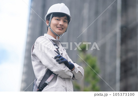 ビル建設の現場で働く若い職人 105373100
