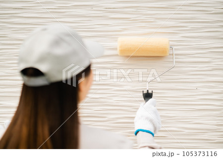 外壁塗装をするをリフォーム業者の若い女性　顔無し 105373116