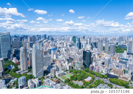 爽やかな青空と大都会東京の高層ビルが立ち並ぶ風景の俯瞰写真|東京都 爽やかな青空と大都会東京の高層ビルが立ち並ぶ風景の俯瞰写真|東京都 105373196