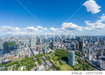 爽やかな青空と大都会東京の高層ビルが立ち並ぶ風景の俯瞰写真｜東京都 105373208