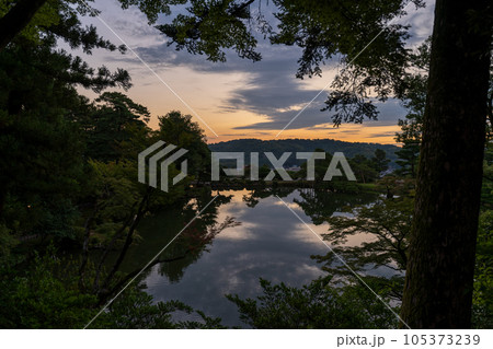 早朝の幻想的な朝焼けが兼六園の霞ヶ池に美しく反射する景色|石川県金沢市 早朝の幻想的な朝焼けが兼六園の霞ヶ池に美しく反射する景色|石川県金沢市 105373239