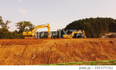 夕方の砂防ダム工事現場 夕方の砂防ダム工事現場 105375102