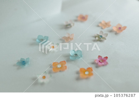 ハンドメイド　プラバン　小さなお花　カラフル　 105376287