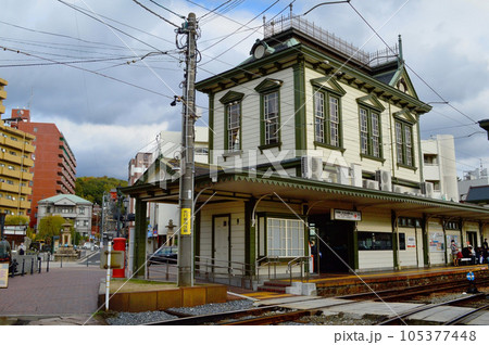 12月の松山市 道後温泉駅付近の街並み 12月の松山市 道後温泉駅付近の街並み 105377448