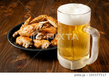 ビールと手羽先 105377517