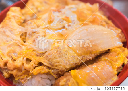 ドアップで撮影したカツ丼 105377756