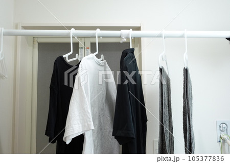 部屋干しの洗濯もの 部屋干しの洗濯もの 105377836