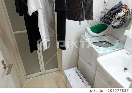 除湿器を使用した部屋干し 105377837