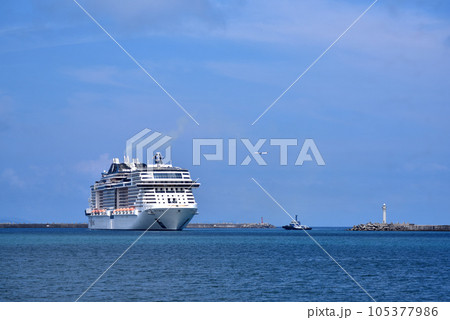 豪華客船 MSC ベリッシマ那覇港入港風景 105377986