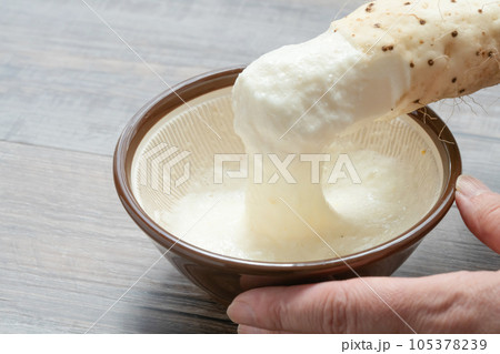 山芋 芋ですくう 山芋 芋ですくう 105378239