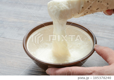 山芋  芋ですくう 105378240