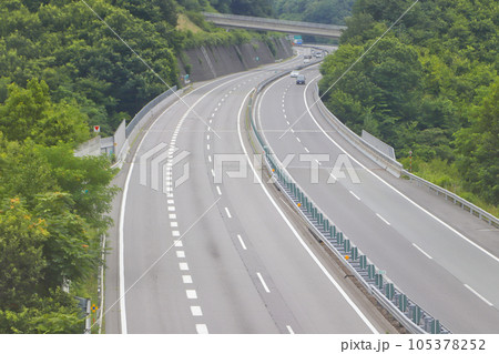 空いている高速道路 空いている高速道路 105378252