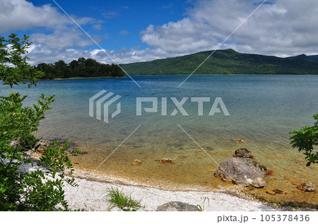 温泉が湧く湖の色の変化 105378436