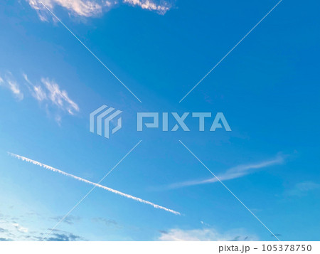 青い空に浮かぶ飛行機雲 105378750