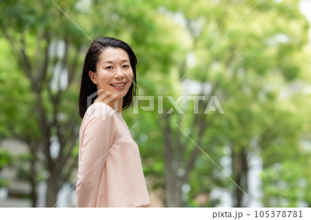 女性　屋外 105378781