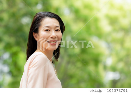 女性　屋外 105378791