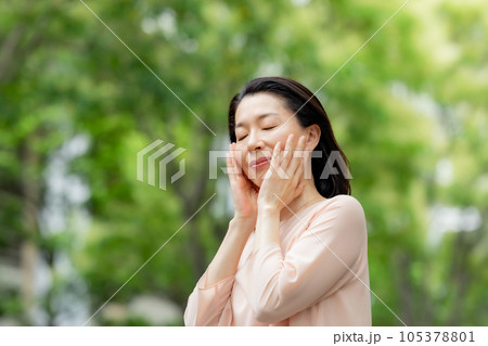 女性 屋外 女性 屋外 105378801
