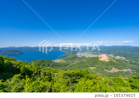 有珠山洞爺湖展望台から望む洞爺湖と昭和新山 105379025