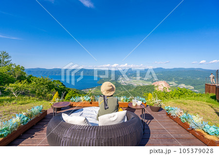 有珠山洞爺湖展望台　昭和新山　展望台　女性 105379028