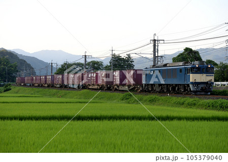 伯備線を走るEF641023コンテナ貨物列車 105379040