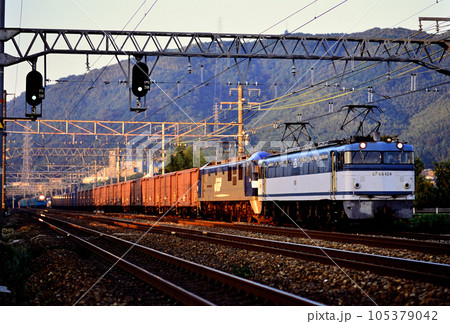 2001年　東海道線を走るEF65124＋EF210重連ワム貨物列車 105379042