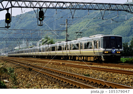 2001年　東海道線を走る223系新快速電車12両 105379047