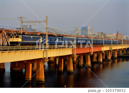 2001年 東海道線を走るEF651108ブルートレイン銀河 2001年 東海道線を走るEF651108ブルートレイン銀河 105379052