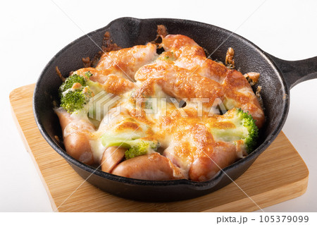 ウィンナーとブロッコリーのチーズ焼き 105379099