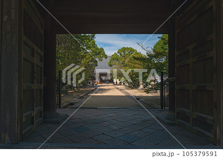 愛知 大樹寺の山門から本堂を望む 105379591