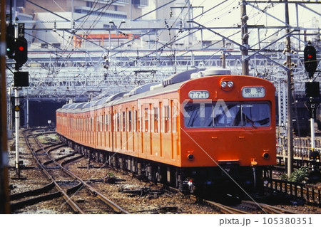 103系の中央線快速東京行き、クハ103-47他、新宿→代々木、1982年5月4日 105380351