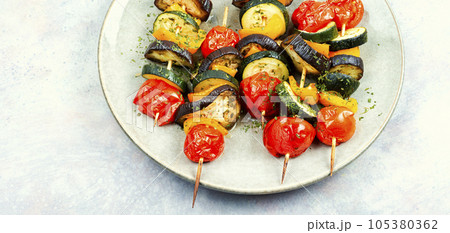 Plate with tasty vegetable skewers. 105380362