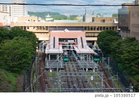 神戸市営地下鉄の線路側から見た名谷駅とその周辺 105380517