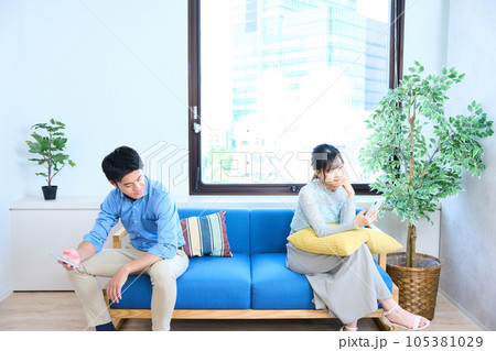 喧嘩中のカップル 倦怠期 リビング 喧嘩中のカップル 倦怠期 リビング 105381029