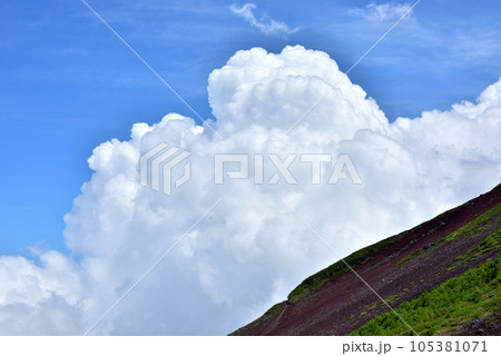 富士山登山道吉田ルート六合目～七合目風景　富士登山 105381071